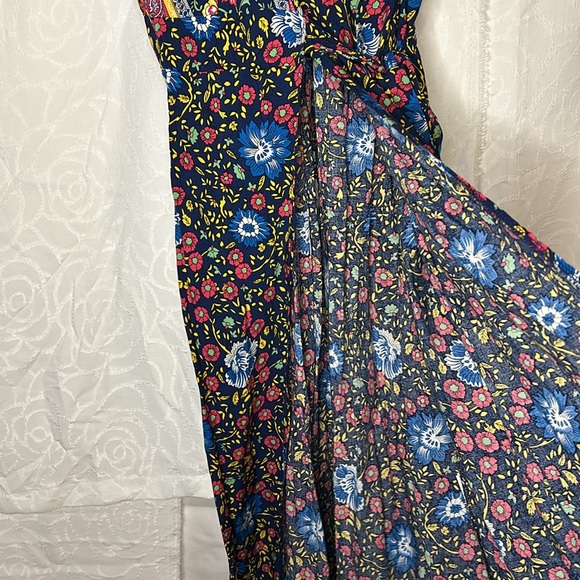 PRETTY GARDEN multi color boho floral print maxi wrap dress. Side slit. Size L - Picture 7 of 10